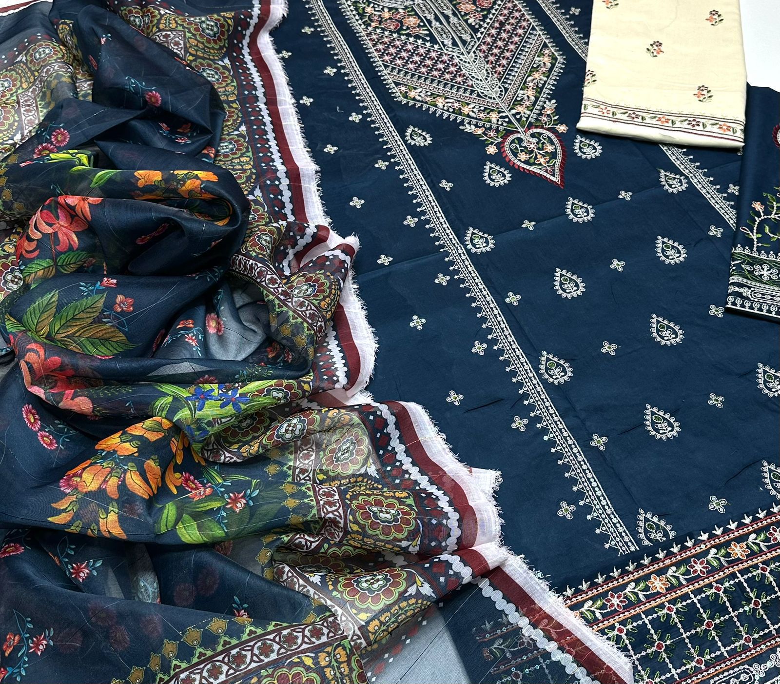 Zara Shahjahan - 1075 | Premium 3PC Embroidered Lawn Suit with Diamond Dupatta