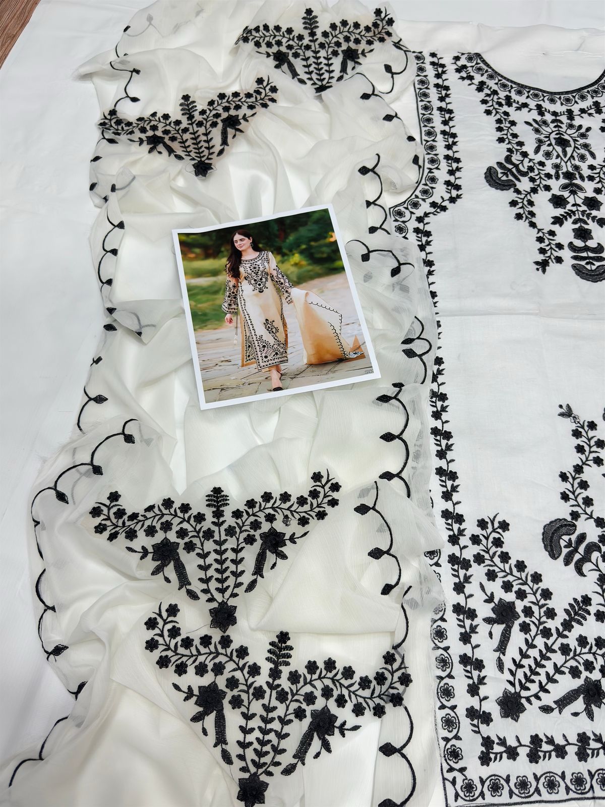 Zara Shahjahan 1012 – Elegant 3PC Embroidered Lawn Suit with Chiffon Dupatta